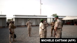 Des soldats de la force conjointe du G5 Sahel assistent à l'inauguration du nouveau quartier général à Bamako le 3 juin 2020. (Photo MICHELE CATTANI / AFP)
