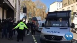 Julian Assange, fondateur de Wikileaks, arrive au tribunal