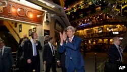 រូបឯកសារ៖ លោក ចន ឃែរី រដ្ឋ​មន្ត្រី​ការបរទេស​អាមរិក​បាន​ស្វាគមន៍​ទៅកាន់​អ្នក​ចូលរួមរបស់​ក្លីបអ្នក​ឆ្លងឆ្លើយ​ព័ត៌មាន​បរទេស​នៅ​ភោជនីយដ្ឋាន​មួយ​នៅ​ទីក្រុង​ភ្នំពេញ កាល​ពី​ថ្ងៃ​ច័ន្ទទី២៥ ខែ​មករា ឆ្នាំ​២០១៦។ (រូបថត៖ AP/Jacquelyn Martin, Pool)