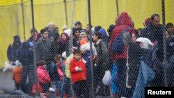 Des migrants attendant de traverser la frontière entre la Slovénie et l'Autriche, le 16 février 2016. (REUTERS/Leonhard Foeger) 