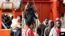 船民获救后抵达意大利兰佩杜萨港,走下拖轮。（2015年2月16日）