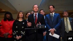 លោក Adam Schiff សមាជិក​គណៈ​កម្មាធិការ​ស៊ើប​អង្កេត​របស់​សភា​តំណាង​រាស្ត្រ​ ថ្លែង​ទៅ​កាន់​អ្នក​សារព័ត៌មាន​នៅ​វិមាន​កាពីតូល ក្នុង​រដ្ឋ​ធានី​វ៉ាស៊ីតោន កាលពី​ថ្ងៃទី​១៣ មីនា ២០១៨។