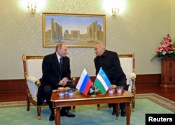 FILE - Russian President Vladimir Putin (L) meets with his counterpart from Uzbekistan, Islam Karimov, in Tashkent, Uzbekistan, Dec. 10, 2014.