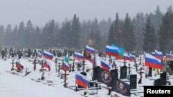 Cờ Nga trên những ngôi mộ quân nhân Nga chết trong cuộc chiến Ukraine, ở Saint Petersburg, Nga, tháng Hai, 2025. Hình minh họa.