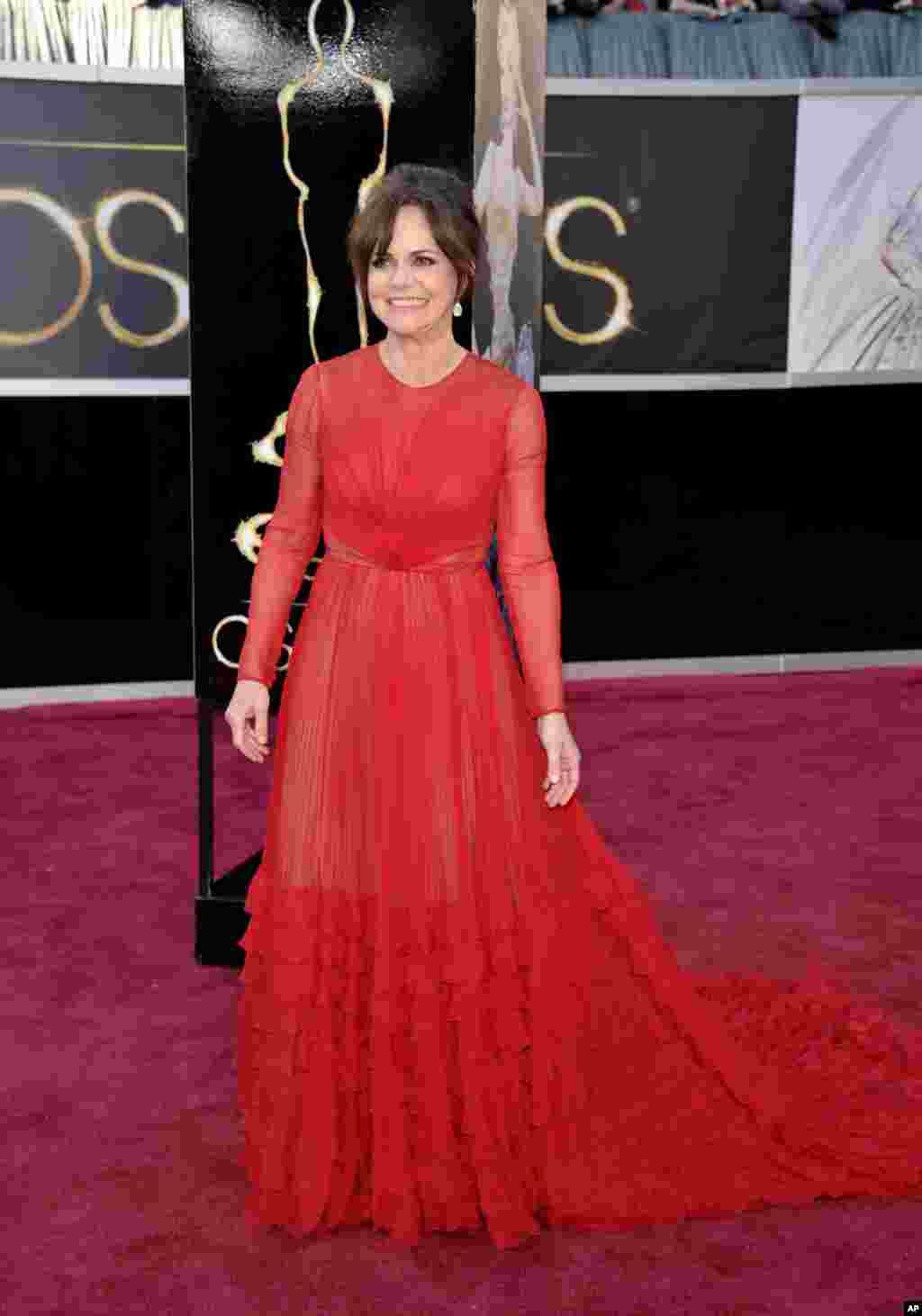 Aktris Sally Field tiba di tempat penyelenggaraan Academy Awards ke-85 di Dolby Theatre, Los Angeles (24/2).