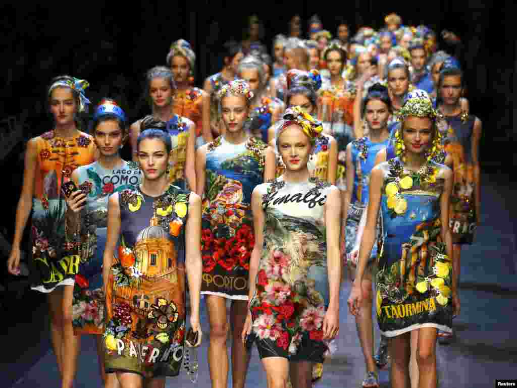 意大利奢侈品牌杜嘉班纳(Dolce＆Gabbana)在米兰的时装表演（2015年9月27日）。杜嘉班纳原计划在上海举行&ldquo;致敬中国&rdquo;的时装秀，但近期在推广工作中被指辱华，深陷舆论风暴，其策划已久的上海大秀被迫取消。