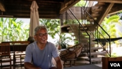 លោក អ៊ុង តារា​រ័ត្ន​មុនី​ អាយុ​ ៦០​ឆ្នាំ​ ជា​ប្រជាពលរដ្ឋ​រស់​នៅ​ក្នុង​បុរី​១០០​ ផ្តល់​បទសម្ភាសន៍​ឲ្យ​ VOA កាល​ពី​ថ្ងៃ​ទី​២៩ ខែ​សីហា ឆ្នាំ​២០១៧។ លោក​បាន​ទិញ​ផ្ទះ​នៅ​ក្នុង​បុរី​នេះ​កាល​ពី​ឆ្នាំ​១៩៩៧​ ដោយ​សារ​លោក​ជា​អ្នក​ស្រឡាញ់​ស្នាដៃ​របស់​លោក​វណ្ណ​ មូលីវណ្ណ។ (នូវ ពៅលក្ខិណា/VOA)