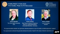(Kiri-Kanan) Fisikawan asal AS Pierre Agostini, fisikawan Hongaria-Austria, dan fisikawan Prancis Anne L'Huillier saat pengumuman pemenang Hadiah Nobel Fisika 2023 di Royal Swedish Academy of Sciences di Stockholm, 3 Oktober 2023. (Jonathan NACKSTRAND / AFP)