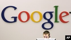 Logo perusahaan di kantor Google di New York.