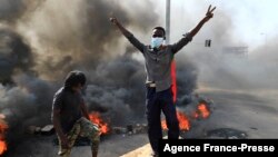 ក្រុមបាតុករ​ស៊ូដង់ ដុត​កង់ឡាន​ដើម្បី​បិទផ្លូវ​មួយ​ក្នុង​រដ្ឋធានី​ខាទុំ ដើម្បី​ថ្កោលទោស​ការឃុំខ្លួន​មួយយប់​ដោយ​សមាជិក​របស់​កងទ័ព​រដ្ឋាភិបាល​ស៊ូដង់ នៅ​ថ្ងៃទី២៥ ខែតុលា ឆ្នាំ២០២១។