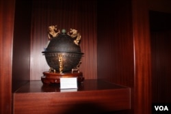 香港立法会内精美艺术品没有被动的迹象 （美国之音记者申华拍摄）