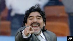 Isyarat pelatih Argentina Diego Maradona selama pertandingan sepak bola grup B Piala Dunia antara Argentina dan Korea Selatan di Soccer City di Johannesburg, Afrika Selatan, 17 Juni 2010. (Foto: AP/Frank Augstein)