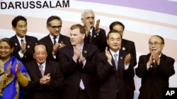 Menlu Marty Natalegawa (empat dari kiri) terlihat berfoto bersama para Menlu yang hadir dalam pertemuan tahunan ke-20 Forum Kawasan ASEAN di Bandar Seri Begawan, Brunei (2/7).