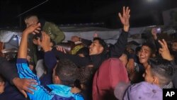 خان یونس غزہ میں فلسطینیوں کا جنگ بندی کے معاہدے کے اعلان پر جشن فوٹو اے پی 15 جنوری 2025