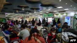 北京一家儿童医院候诊室内挤满患病儿童和家长。（2023年11月23日）