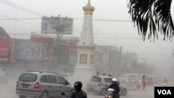 Kawasan Monumen Tugu yang menjadi ciri khas kota Yogya, tertutup abu vulkanik dari erupsi gunung Kelud, Jumat, 14 Februari 2014 (VOA/Munarsih)