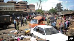 Warga dan petugas keamanan tampak di lokasi kejadian beberapa saat setelah terjadinya dua ledakan di Nairobi (16/5/2014). 