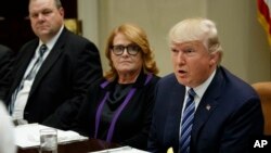 Senator Jon Tester (kiiri), Senator Heidi Heitkamp (tengah) dan Presiden AS Donald Trump di Ruang Roosevelt, Gedung Putih, Washington, D.C. 9 Februari 2018. (Foto: dok). 