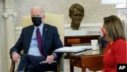 Presiden AS Joe Biden berbincang dengan Ketua DPR Nancy Pelosi di Oval Office, Gedung Putih, di Washington, 5 Februari 2021. (Foto:Alex Brandon/AP)
