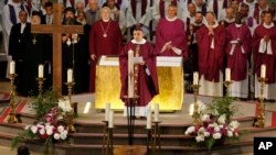 L’archevêque de Rouen Dominique Lebrun, au centre, prononce son homélie au cours de la messe de suffrage du Père Jacques Hamel égorgé en plein service religieux à Saint- Etienne-du-Rouvray, Normandie, le 2 août 2016. 