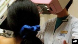 Pemeriksaan kanker payudara di sebuah rumah sakit AS (foto: dok). Tim periset AS melaporkan, senyawa beragam pada tumbuhan mampu membunuh semua sel kanker payudara. 