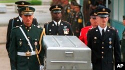 រូបភាព​ឯកសារ៖ ទាហាន​កិត្តិយស​អង្គការ​សហប្រជាជាតិ​លើក​មឈូស​ដាក់​ទាហាន​អាមេរិកាំង​បន្ទាប់​ពី​ត្រូវ​បាន​ប្រគល់​មកវិញ​ដោយ​កូរ៉េ​ខាង​ជើង​។