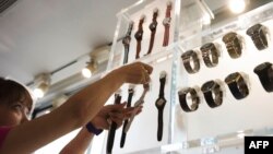 중국 베이징의 '스와치' 매장에서 판매원이 시계를 전시하고 있다. (자료사진)