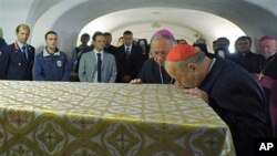 Archbishop of Kraków, and former John Paul II's secretary Stanislaw Dziwisz (r) kisses the coffin of late Pope John Paul II ahead of the beatification ceremony, April 29, 2011 (Jerome Socolovsky /VOA)