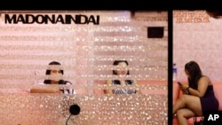 Iroqning Musul shahrida Santa Klaus kiyimini kiygan yoshlar bolalarga sovg&#39;a ulashgani ketmoqda