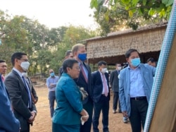 រដ្ឋមន្ត្រីក្រសួងវប្បធម៌ និងវិចិត្រសិល្បៈ អ្នកស្រី ភឿង សកុណា និងលោកឯកអគ្គរដ្ឋទូត W. Patrick Murphy ទស្សនាការជួសជុលប្រាសាទភ្នំបាខែង ក្នុងខេត្តសៀមរាប ខែមករា ឆ្នាំ២០២១។ (ហ៊ាន សុជាតា/វីអូអេ)