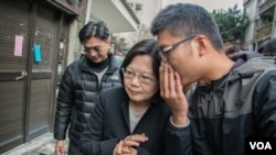 台湾民进党主席蔡英文前往228追思会途中。（美国之音记者方正拍摄）