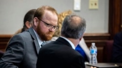 被告特拉维斯·麦克迈克尔在法庭上与辩护律师交谈。(2021年11月24日)