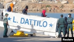 지난달 이탈리아에서 입항을 거부당한 난민들이 스페인 발렌시아의 항구에 도착하고 있다.