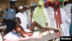 Muhammad Sanusi II rendant visite aux victimes d'une explosion à la School of Hygiene de Kano, le 24 juin 2014.