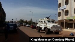 Un véhicule blindé de la Mission Onusienne déployée près de l'hôtel Radisson, à Bamako, Mali, 20 novembre 2015. Crédit King Massassy