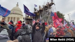 Protest pristalica bivšeg predsednika Trumpa pred zgradom Capitola