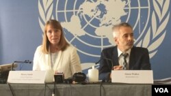 អ្នកស្រី រ៉ូណា ស្មីត (ឆ្វេង) អ្នករាយការណ៍​ពិសេស​របស់​​អង្គការ​សហ​ប្រជាជាតិ​ទទួល​បន្ទុក​សិទ្ធិ​មនុស្ស​នៅ​កម្ពុជា ធ្វើ​សន្និ​សីទ​ព័ត៌មាន អំពី​ស្ថានភាព​សិទិ្ធ​មនុស្ស​នៅ​កម្ពុជា​ ក្នុង​ទីក្រុង​ភ្នំពេញ កាលពី​ថ្ងៃ​ទី​ ១៤ ខែ​ មីនា​ ឆ្នាំ​​ ២០១៨។ (ហ៊ុល រស្មី/VOA)