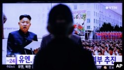 Seorang pria menonton berita TV mengenai pemipin Korea Utara, Kim Jong-un, di stasiun kereta Seoul. (AP/Ahn Young-joon).