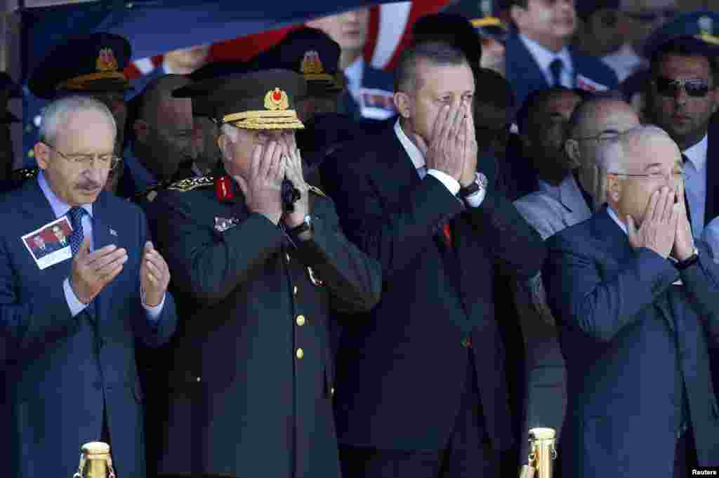 From left to right, Republican People&#39;s Party Leader Kemal Kilicdaroglu, Chief of Staff General Necdet Ozel, Prime Minister Tayyip Erdogan and Chairman of Parliament Cemil Cicek pray at the farewell ceremony, Malatya, Turkey, July 6, 2012.