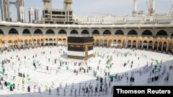 Jemaah haji menjaga jarak sosial di kota suci Mekah. Pemerintah RI tetap akan memberangkatkan jamaah umrah ke Arab Saudi meski ditemukan varian baru virus COVID-19 di negara itu. (Foto: Reuters)