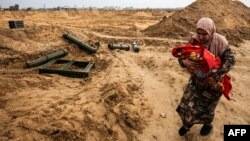 Десетици илјади бегаат од Кан Јунис за да избегаат од израелското бомбардирање.