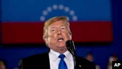 도널드 트럼프 미국 대통령이 18일 플로리다주 마이애미에 있는 '플로리다국제대학교'에서 베네수엘라 사태와 관련해 연설하고 있다. 