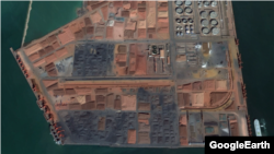 북한 선박 6척이 정박한 중국 룽커우 항에 석탄이 쌓여있는 모습을 포착한 구글 어스의 위성사진. 