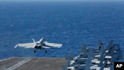 一架F/A-18E超级大黄蜂战机从林肯号航空母舰上起飞。(2019年5月3日)