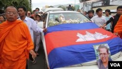 ក្បួនដង្ហែ​សពរបស់​លោកកែម ឡីត្រូវ​បាន​ធ្វើឡើង​នៅ​តាម​បណ្តោយផ្លូវព្រះមុនីវង្ស ក្រុង​ភ្នំពេញ កាលពី​ថ្ងៃទី១០ ខែ​កក្កដា ឆ្នាំ២០១៦។ (នៅ វណ្ណារិន/VOA)