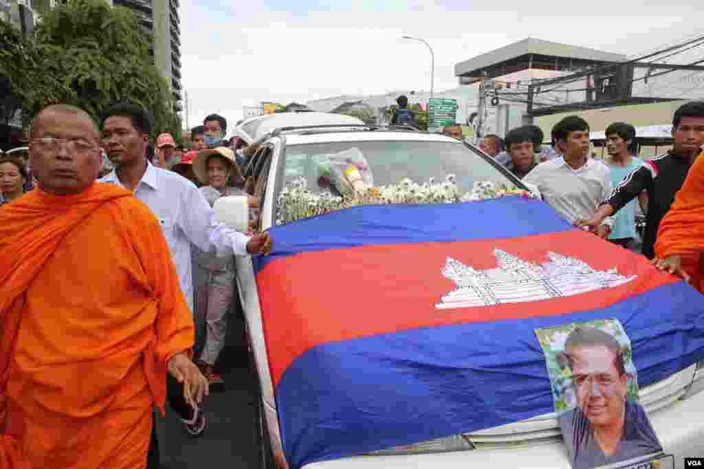 ក្បួនដង្ហែ​សពរបស់​លោកកែម ឡីត្រូវ​បាន​ធ្វើឡើង​នៅ​តាម​បណ្តោយផ្លូវព្រះមុនីវង្ស ក្រុង​ភ្នំពេញ កាលពី​ថ្ងៃទី១០ ខែ​កក្កដា ឆ្នាំ២០១៦។ (នៅ វណ្ណារិន/VOA)