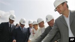 Wakil Perdana Menteri Rusia Alexander Zhukov, kiri, Utusan Presiden Vladimir Putin untuk kawasan Rusia selatan, Dmitry Kozak, kedua dari kiri, Gubernur Krasnodar Governor Alexander Tkachev, kanan, dan pejabat-pejabat lain melakukan upacara peletakan batu pertama pembangunan Olimpiade musim dingin di Sochi (foto: dok).