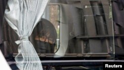 홍콩시민지원애국민주운동연합회 초우항텅 부주석이 8일 현지 경찰에 체포된 뒤 차량에 탑승해 있다. 