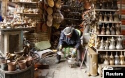 یک مسگر در بازار بغداد (آرشیو)