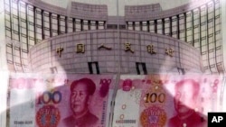 北京有人在街头报栏阅读报纸上关于中国央行宣布将发行百元新钞的消息（2015年8月11日）